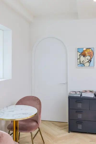 아치 도어가 돋보이는 미니멀 감성 오피스